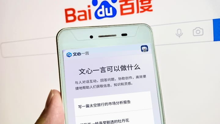 Interface móvel do bot Ernie, com a página inicial do motor de busca Baidu ao fundo. (Foto: Future Publishing | Getty Images)