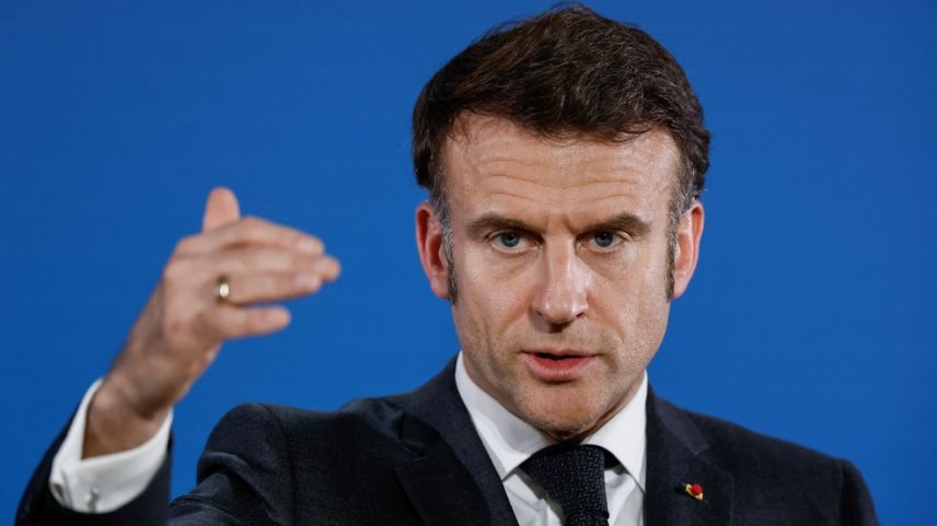 O presidente da França, Emmanuel Macron, fala durante uma coletiva de imprensa após uma cúpula especial de líderes da União Europeia para discutir a guerra na Ucrânia e a defesa europeia, em Bruxelas, na Bélgica. (Foto: REUTERS/Christian Hartmann)
