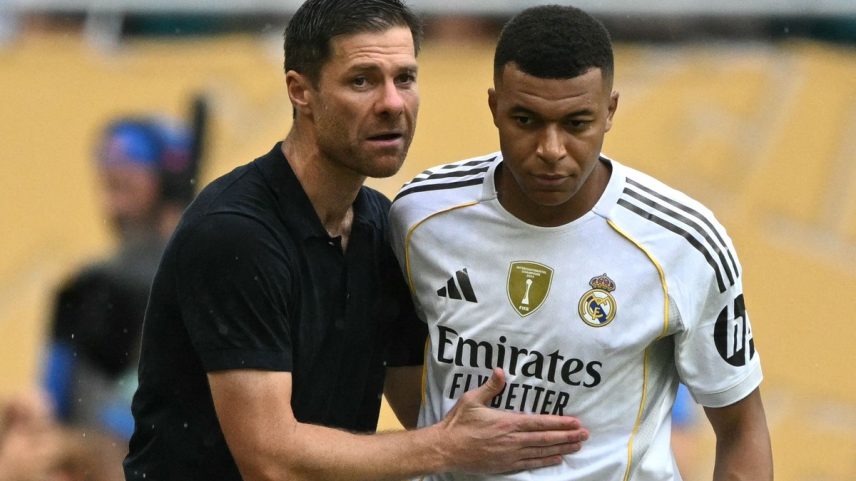 Real Madrid conversa com Kylian Mbappé antes de atacante estrear no Mundial (Foto: CHANDAN KHANNA / AFP)