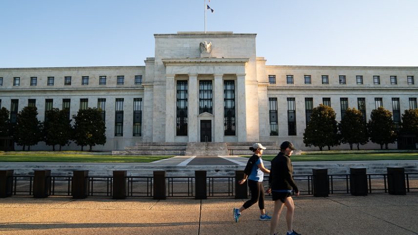 Corredores passam pelo edifício do Federal Reserve Marriner S. Eccles em Washington, DC. (Foto: Erin Scott/Bloomberg)