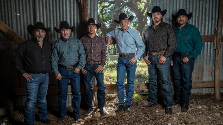 Intocable's "Mi Gusta Mi Vida" é o número 1 na parada de Airplay Regional Mexicano, tornando-se o 21º da banda a alcançar o topo da lista. (Foto: Reprodução)