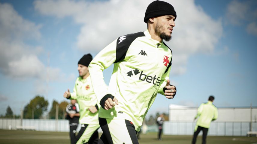 Coutinho segue negociando rescisão com o Aston Villa (Foto: Matheus Lima/Vasco)