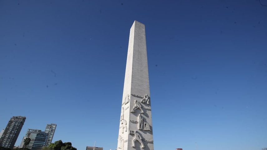 As cerimônias, no Obelisco do Ibirapuera, começam às 8 horas, com hasteamento de bandeiras, o sepultamento dos combatentes e o desfile cívico-militar. (Foto: Alex Silva/Estadão)
