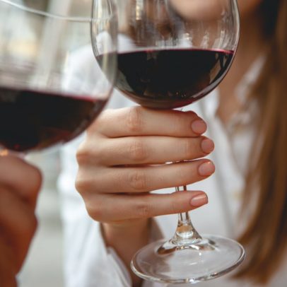 Jovens reduzem consumo de vinho e celebram novas escolhas saudáveis