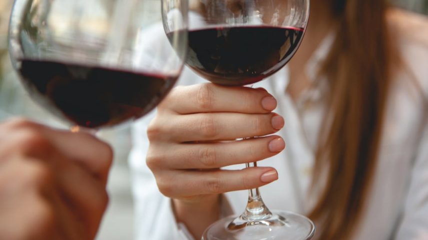 O consumo entre jovens está mudando e o setor do vinho busca soluções. (Foto: webphotographeer/Getty Images/iStockphoto)