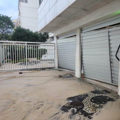 Ressaca forte interdita orla do Leblon e arrasta carro pela avenida principal