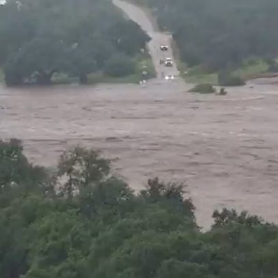 "Sobrevivente relata pânico e fé durante enchentes devastadoras no Texas"