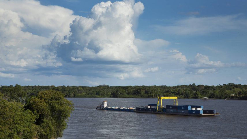 Balsa transportando carretas navega pelo rio Amazonas, em frente ao Porto de Santana no Amapá (AP) (Foto: Lalo de Almeida - 20.dez.2014/Folhapress)