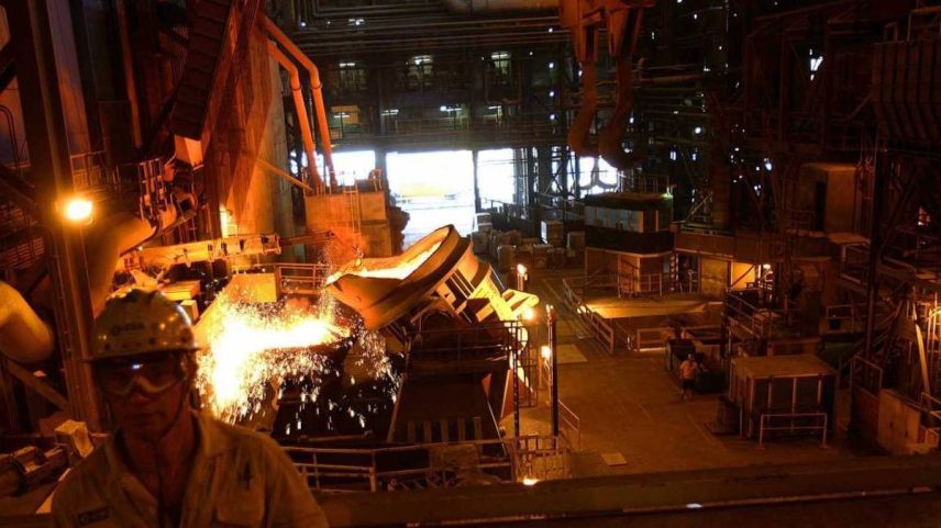 Aciaria da CSN (Companhia Siderúrgica Nacional), onde é feita a transformação de ferro líquido em aço líquido, em Volta Redonda (RJ); empresa tem China entre clientes (Foto: Antônio Gaudério - 8.set.2006/Folhapress)