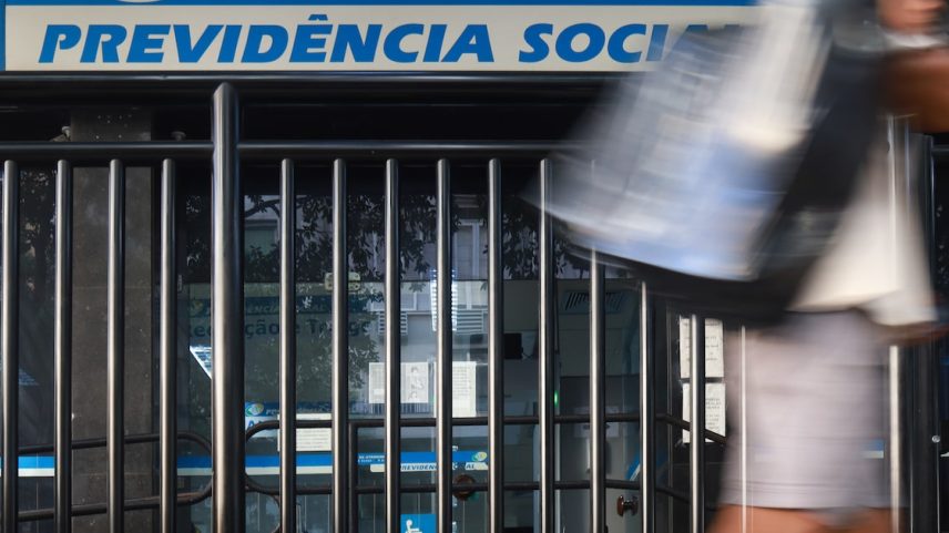 Associações e sindicatos arrecadaram dinheiro com descontos de mensalidades não autorizadas na folha de pagamento do INSS (Foto: Pedro Kirilos/Estadão)