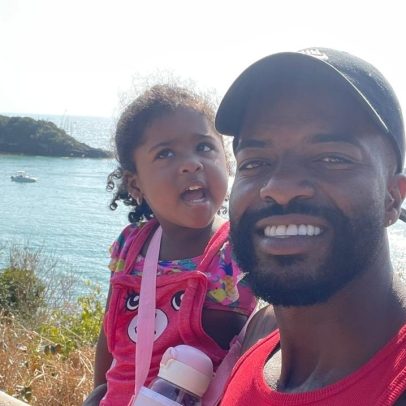 Pai solo enfrenta desafios após perder esposa e filha, cuidando de menina autista