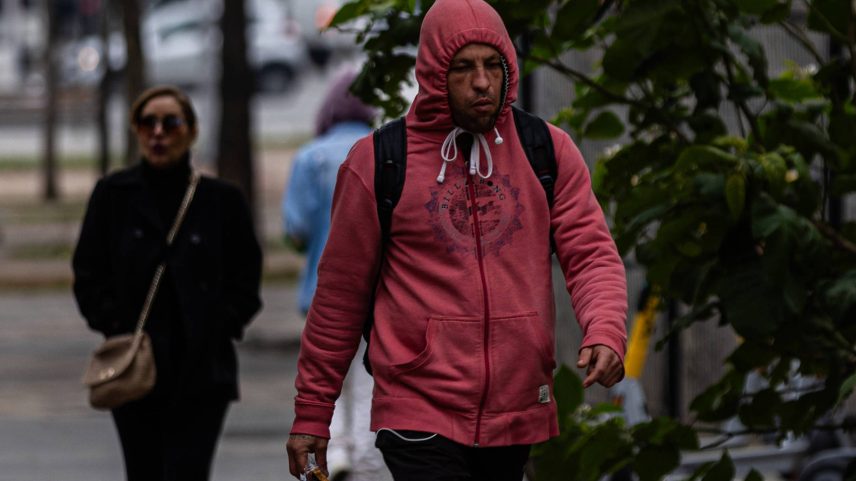 Pessoas se protegem do frio no largo da Batata, na zona oeste de São Paulo; a semana deve continuar com temperaturas baixas na capital (Foto: Rafaela Araújo - 3.jul.25/Folhapress)