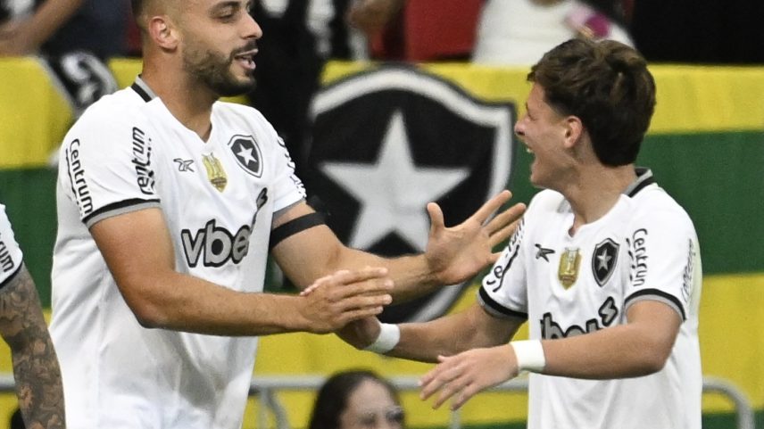 Arthur Cabral comemora gol do Botafogo sobre o Vasco em jogo do Brasileirão (Foto: Mateus Bonomi/AGIF)