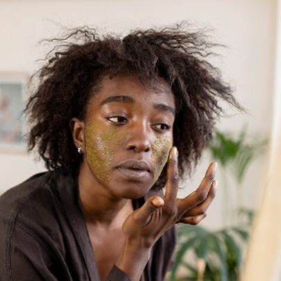 Excesso de skincare pode causar danos à pele, alerta dermatologista sobre burnout cutâneo