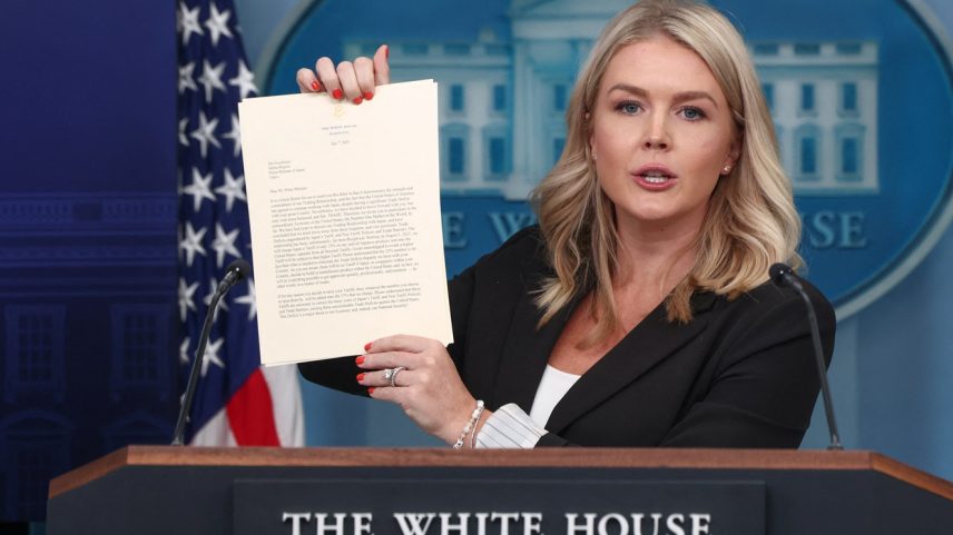 A secretária de imprensa da Casa Branca, Karoline Leavitt, mostra uma carta do presidente dos EUA, Donald Trump, ao primeiro-ministro japonês Shigeru Ishiba durante uma coletiva de imprensa na Casa Branca, em Washington, D.C., EUA, 7 de julho de 2025. (Foto: REUTERS/Evelyn Hockstein)