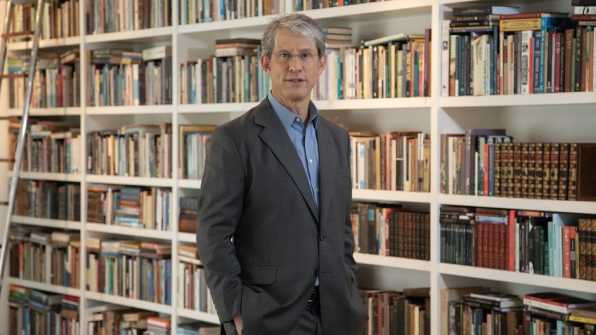 José Roberto de Castro Neves em sua casa no Jardim Botânico, Zona Sul do Rio (Foto: Ana Branco/ Agência O GLOBO)