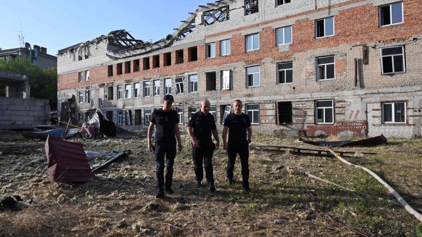 Socorristas perto de prédio atingido por ataque de drones russos no centro de Kharkiv (Foto: Serguei Bobok/AFP)