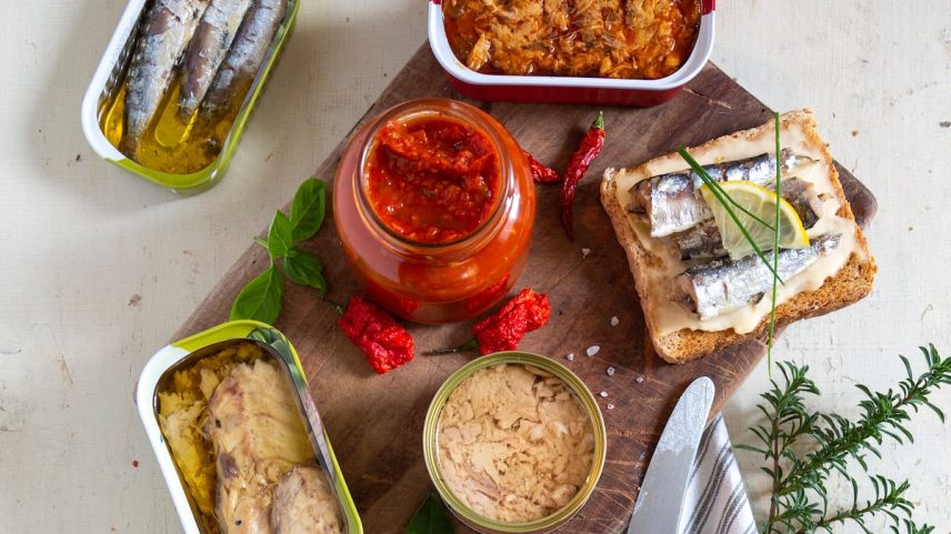 Conservas para apañar uma comida ou uma cena veraniega. (Foto: alle12/Getty Images)