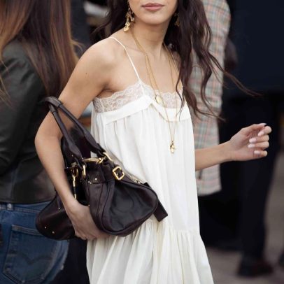 Blusas longas dos anos 2000 retornam para compor looks com jeans slim em 2025