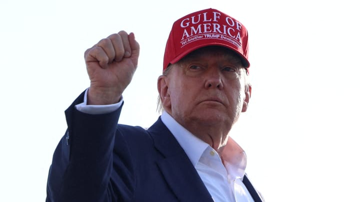 O presidente dos EUA, Donald Trump, usa um boné "Gulf of America" enquanto embarca no Air Force One para partir para a Flórida, na Base Conjunta Andrews, Maryland, EUA, em 1º de julho de 2025. (Foto: Evelyn Hockstein | Reuters)