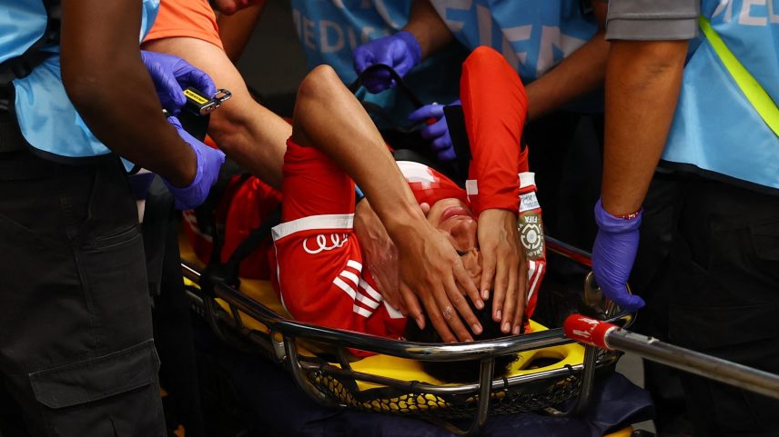 Musiala, do Bayern, sai lesionado do jogo contra o PSG, no Mundial (Foto: Kai Pfaffenbach/Reuters)