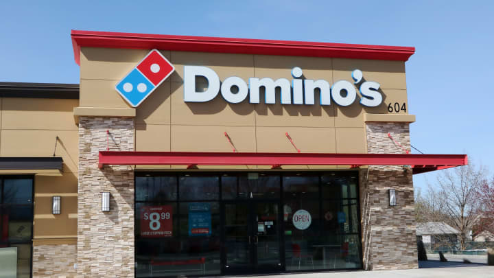 Restaurante Domino's Pizza mostrando o logotipo da empresa acima da entrada, uma grande rede de pizzarias com mais de 15.000 locais nos Estados Unidos e internacionalmente. (Foto: Melinda Crawford | UCG | Universal Images Group | Getty Images)