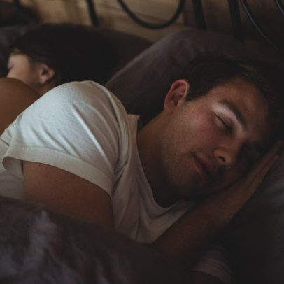 Posições de sono que aumentam o estresse e dicas para relaxar melhor