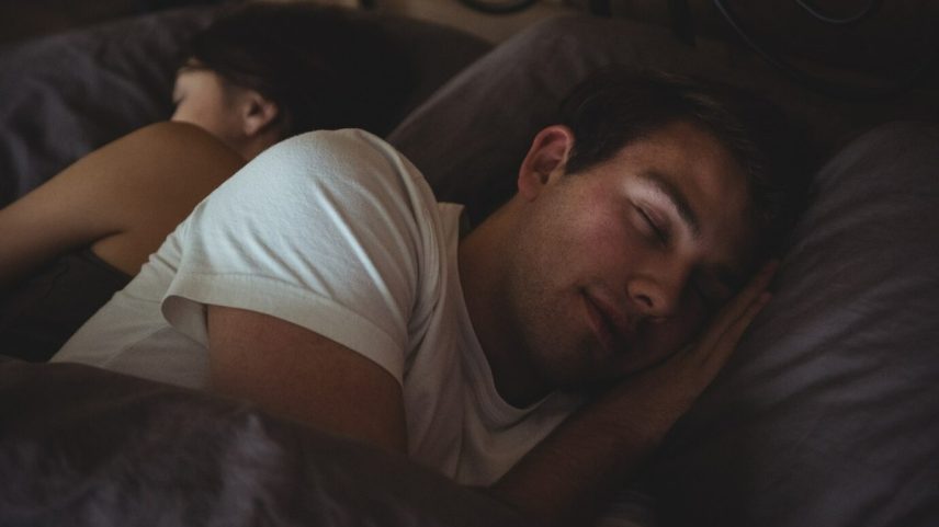 Saiba quais posições na hora de dormir indicam altos níveis de estresse e veja como relaxar (Foto: Freepik)