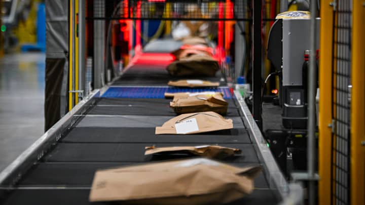 Pacotes se movem em uma esteira durante a Cyber Monday em um centro de distribuição da Amazon em 2 de dezembro de 2024, em Orlando, Flórida. (Foto: Miguel J. Rodriguez Carrillo | Getty Images)