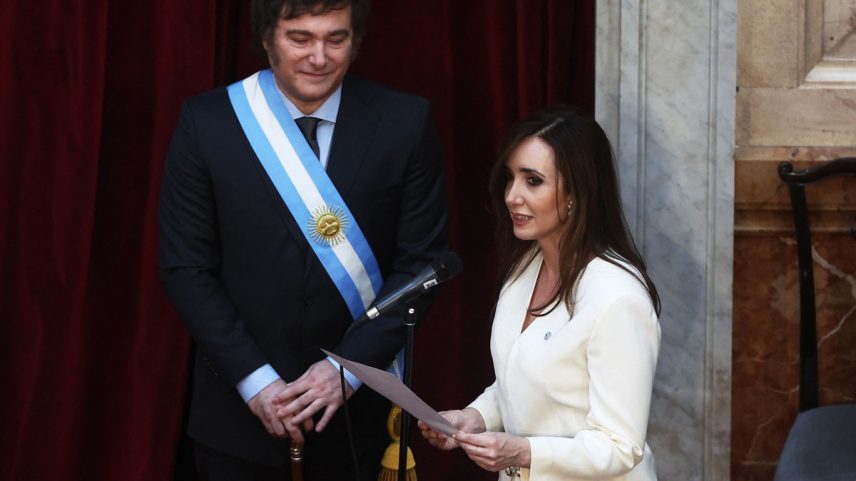 Javier Milei e a vice-presidente Victoria Villarruel durante a cerimônia de posse (Foto: ALEJANDRO PAGNI / AFP)