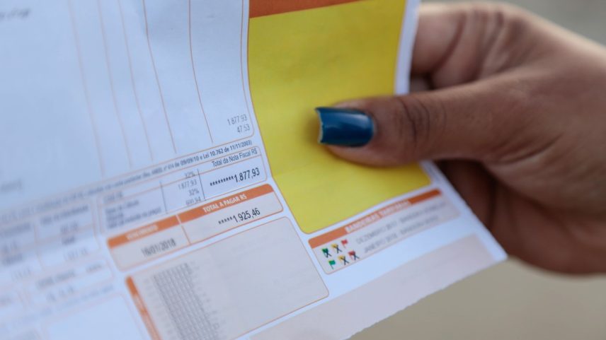Conta de luz — Foto: Brenno Carvalho / Agência O Globo.