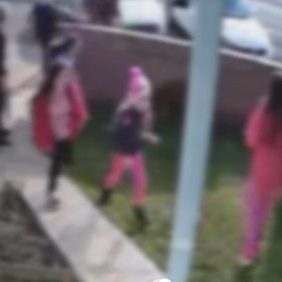 Mulher acolhe crianças e oferece apoio após ataque em escola no RS