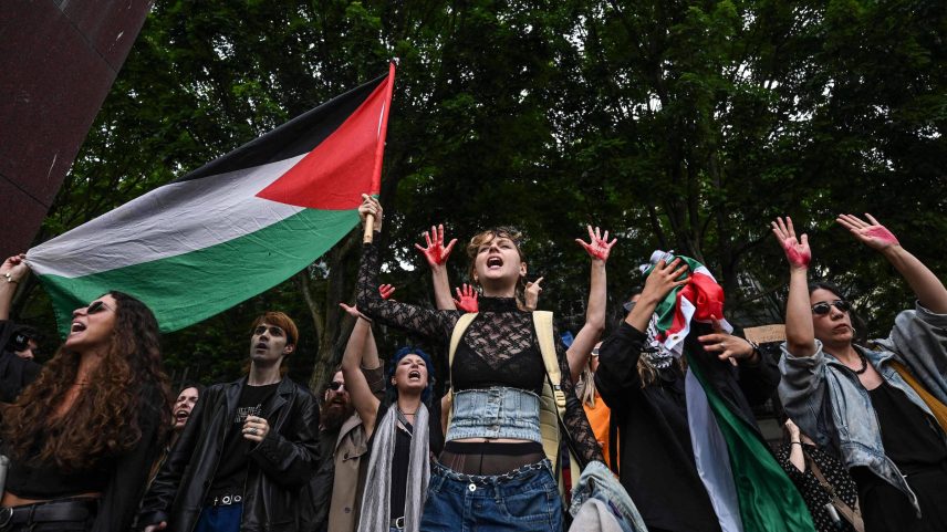 Manifestantes protestam pela Palestina no Porto, em Portugal (Foto: Patrícia de Melo Moreira - 6.jun.2024/AFP)