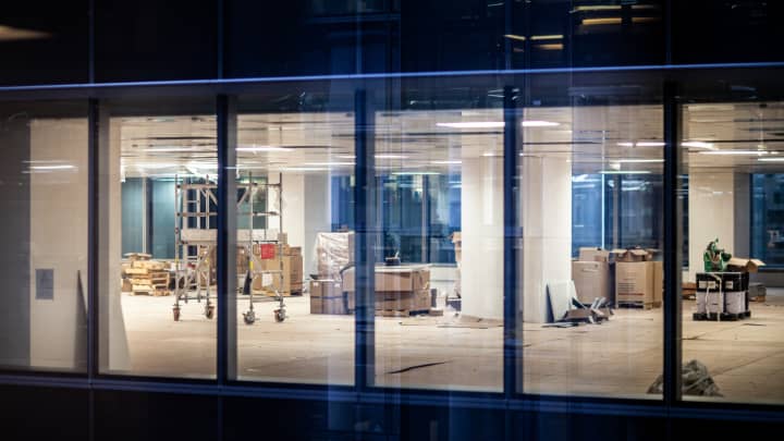 Renovação de construção de novo escritório em edifício comercial à noite (Foto: Fangxianuo | E+ | Getty Images)