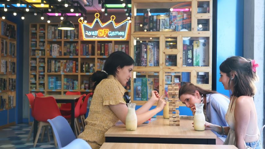 Meninas jogam no Six Board Game Cafe, especializado em jogos de mesa, em Madrid. (Foto: Jaime Villanueva)
