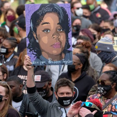 Ex-policial é condenado por envolvimento na morte de mulher negra em sua casa