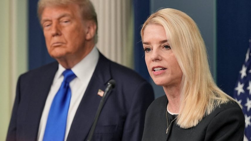 Donald Trump e a procuradora-geral dos Estados Unidos, Pam Bondi, na Casa Branca, no dia 27 de junho. (Foto: Ken Cedeno/REUTERS)
