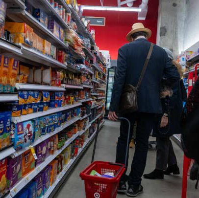 Trump reduz benefícios do programa de alimentação e famílias perdem até R$ 746 por mês