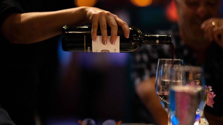 As opções de bebidas de grande parte dos restaurantes são uma celebração ao álcool. Já notaram? Há uma carta de vinhos extensa (Foto: Brandon Bell/Getty Images via AFP)