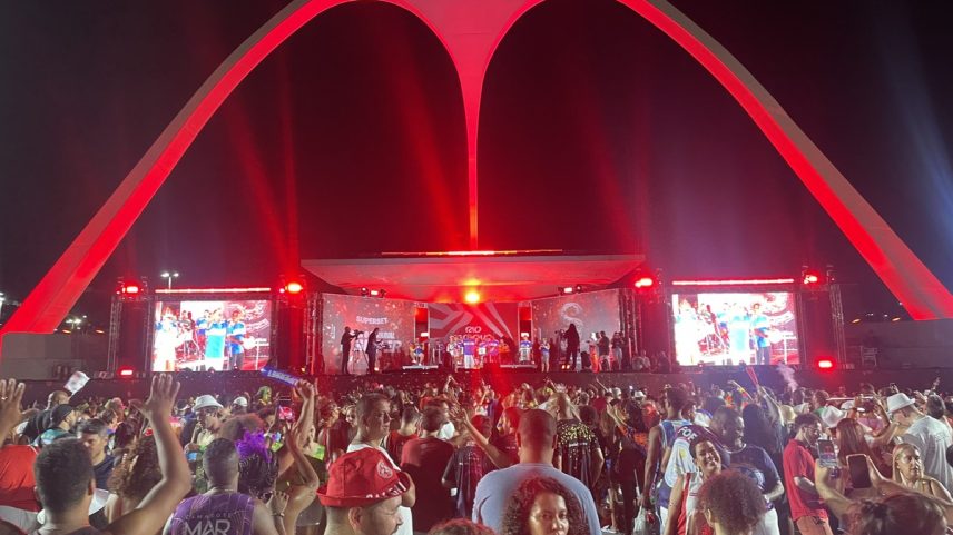 Público se reúne em frente à roda de samba no Sambódromo (Foto: Madson Gama)