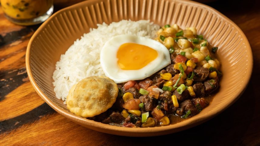 Com arroz, ovo frito, pastel de carne e tartar de banana, o picadinho do Bar da Dona Onça conquistou o título de melhor prato da cidade no Prêmio Paladar (Foto: LEO MARTINS)