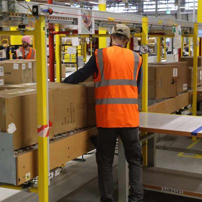 Amazon atinge marca de 1 milhão de robôs, acelerando a automação de empregos