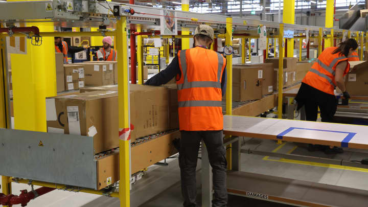 Um centro de logística da Amazon em Mecklemburgo-Pomerânia Ocidental, Dummerstorf, Alemanha, em 27 de novembro de 2024. (Foto: Picture Alliance | Picture Alliance | Getty Images)