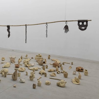 Tiago Mestre explora deslocamento e memória em cerâmica na mostra de SP