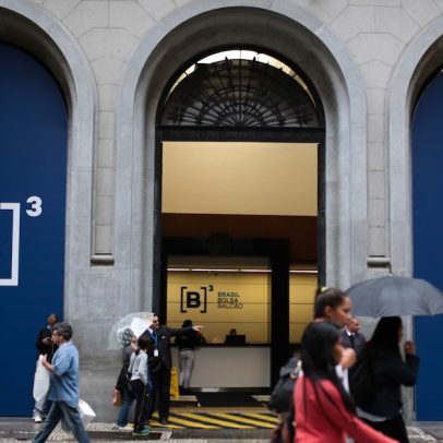 Ibovespa cai pressionado por bancos após ataque cibernético à C&M Software