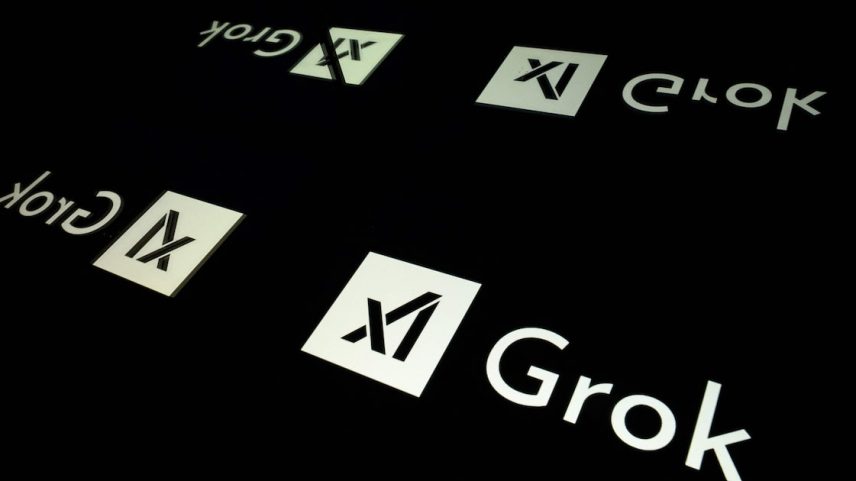 Ilustração mostra telas exibindo o logotipo do Grok, um chatbot de inteligência artificial generativa desenvolvido pela empresa americana de inteligência artificial xAI (Foto: Lionel Bonaventure/AFP)
