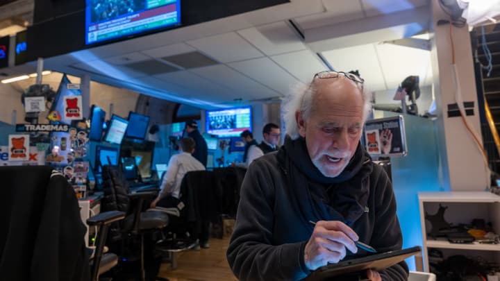Traders trabalham no pregão da Bolsa de Valores de Nova York momentos antes do sino de fechamento e do início da coletiva de imprensa do presidente Donald Trump sobre tarifas em 2 de abril de 2025, na cidade de Nova York. (Foto: Spencer Platt | Getty Images)