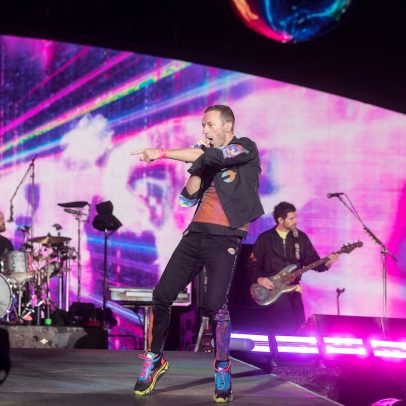 Coldplay gera polêmica com 'kiss cam' e recebe críticas em show ao vivo