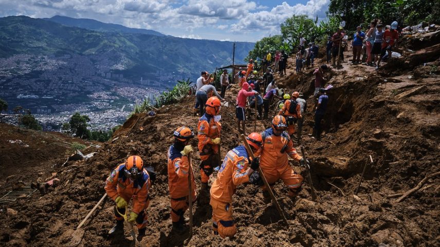 Trabalhos de resgate no deslizamento de terra em Antioquia, Colômbia, em 25 de junho de 2025. (Foto: Fredy Henao - El País)
