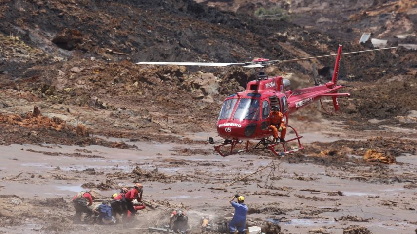 Bombeiros trabalham em resgate após rompimento de barragem em Brumadinho, em 2019 (Foto: Domingos Peixoto / Agência O Globo)